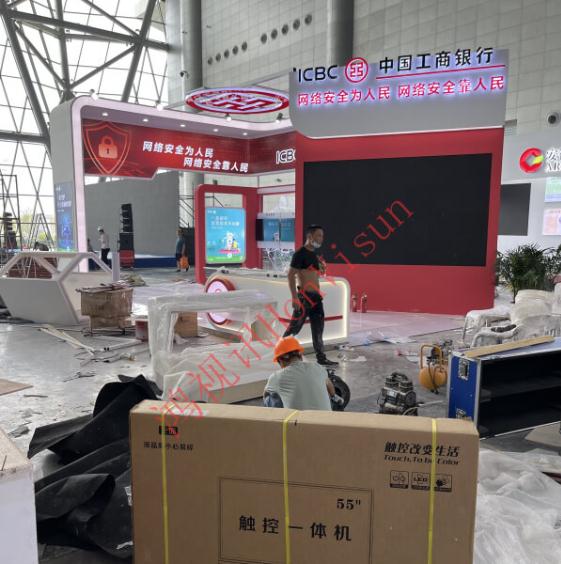 中国工商银行展厅55寸触控一体机
